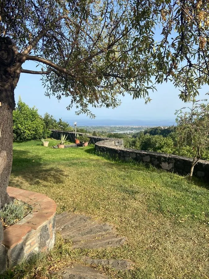 Mandorlo dell'Etna, Casa Siciliana Villa Piedimonte Etneo