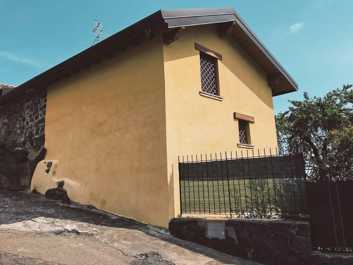 Mandorlo dell'Etna, Casa Siciliana Villa Piedimonte Etneo Casa vacanze